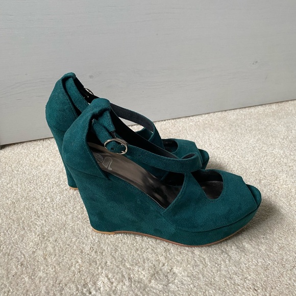 **BRAND NEW WEDGES HEELS** - Picture 5 of 8